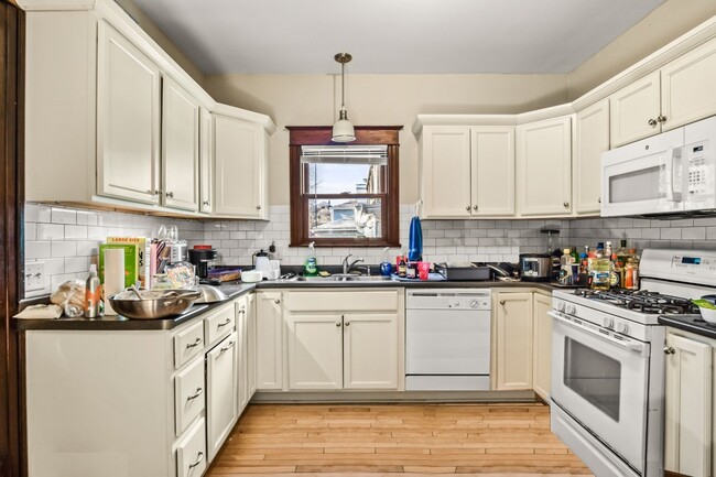 Building Photo - 122 N Franklin St Rental