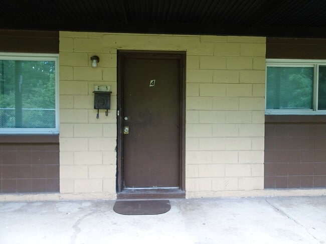 Building Photo - 2 Bedrooms 1 Baths Apartment Rental in Parkview area Newport News Unit Apt 04