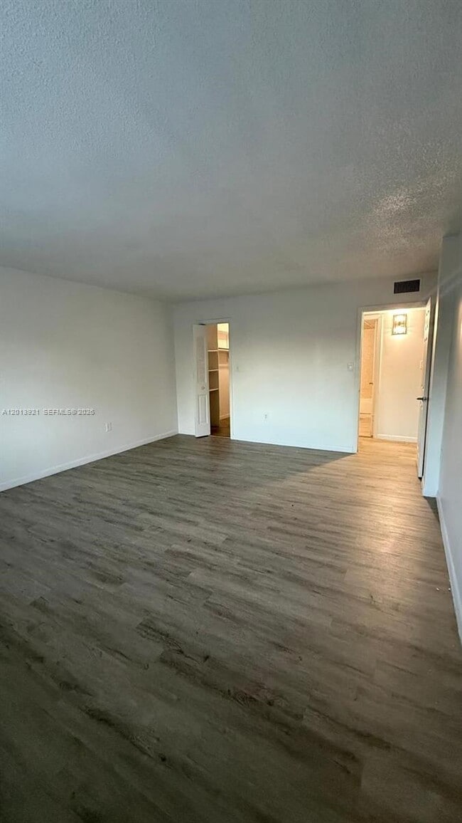 Photo - 6940 Miami Gardens Dr Unidad 1-320