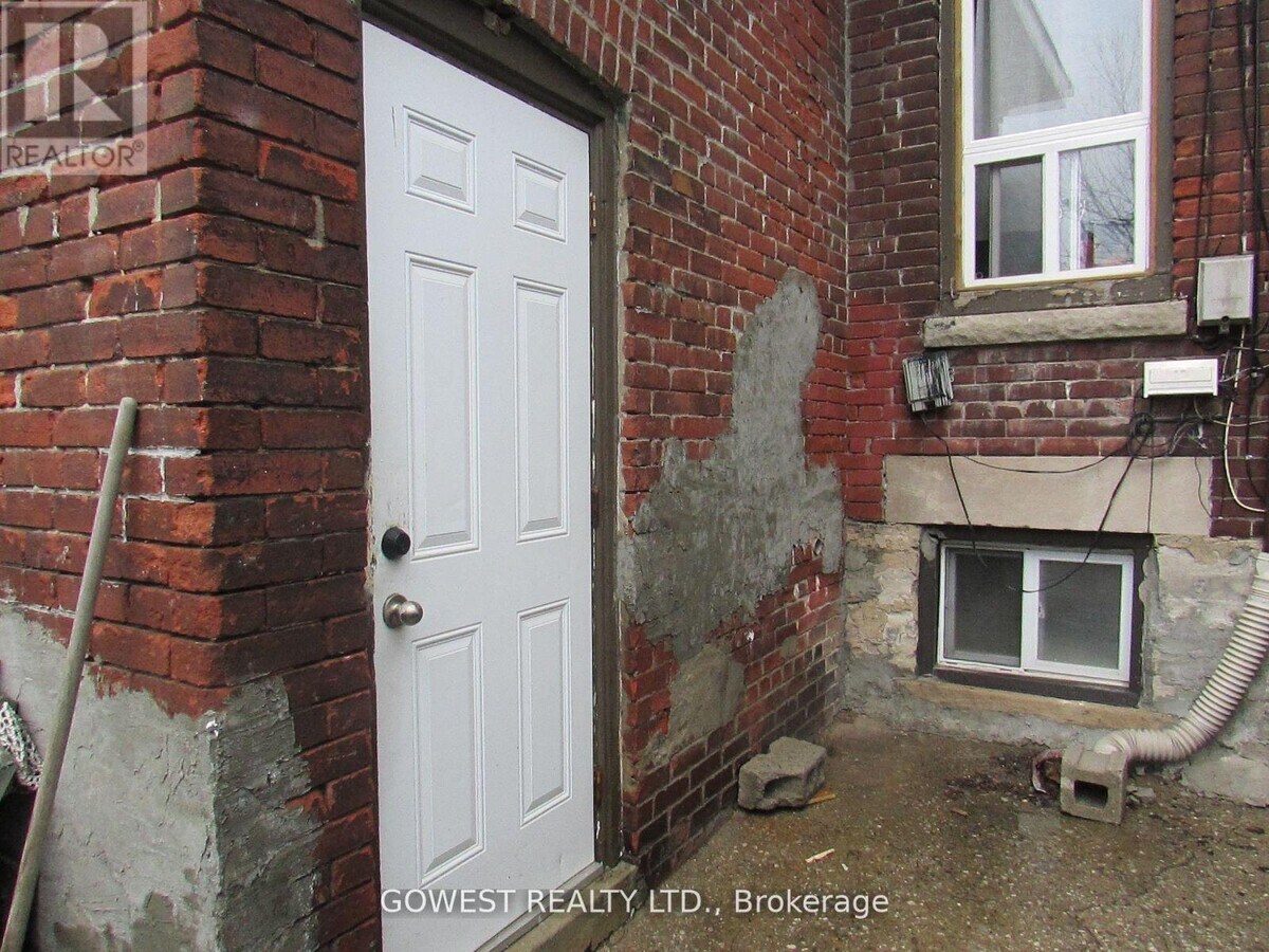 Photo - 2011 Dundas St W