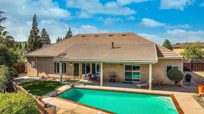 Photo - 689 Saint Andrews Rd