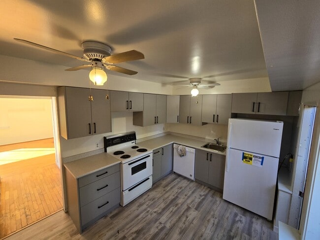 Building Photo - 611 Fernhill Rd Unit 1