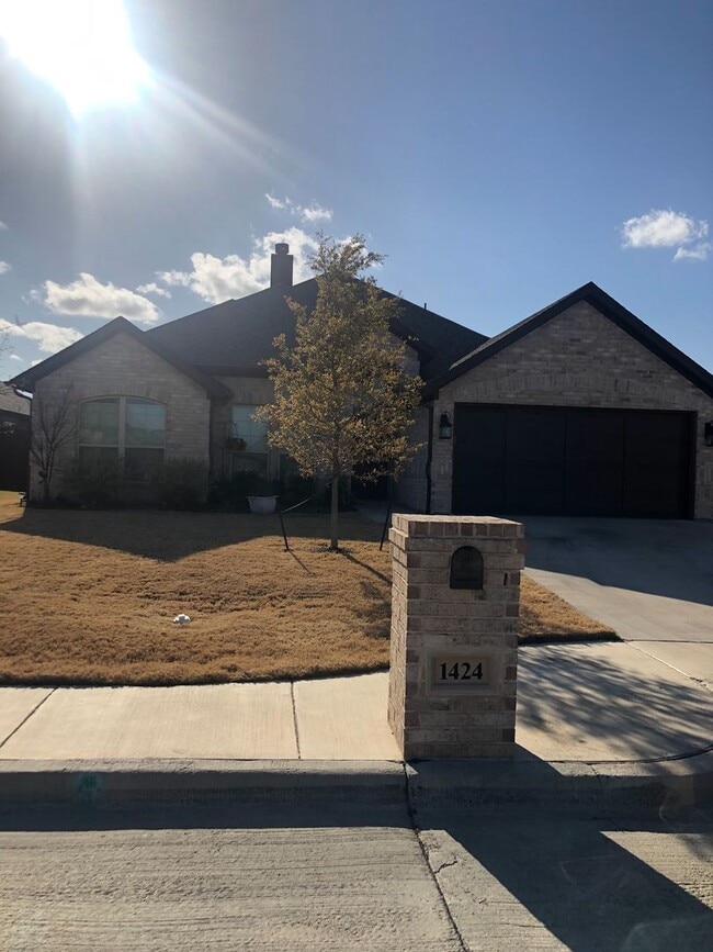 Building Photo - 2 Yr Old 4 Bdrm/2Bath in the Heart of Weatherford!