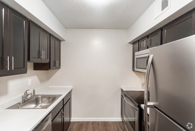 2BR, 2BA - 900 SF