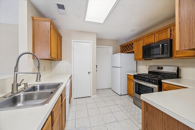 Photo - 16330 Leamington Ln