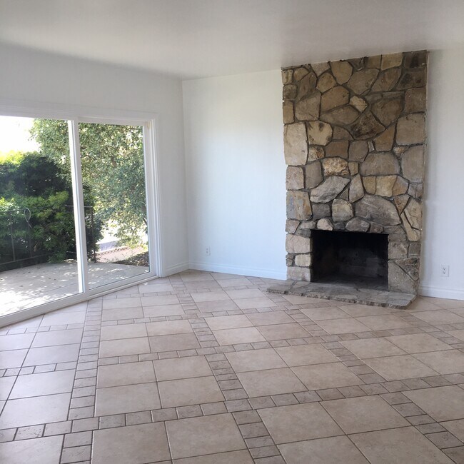 Photo - 667 W 37th St Unidad 667