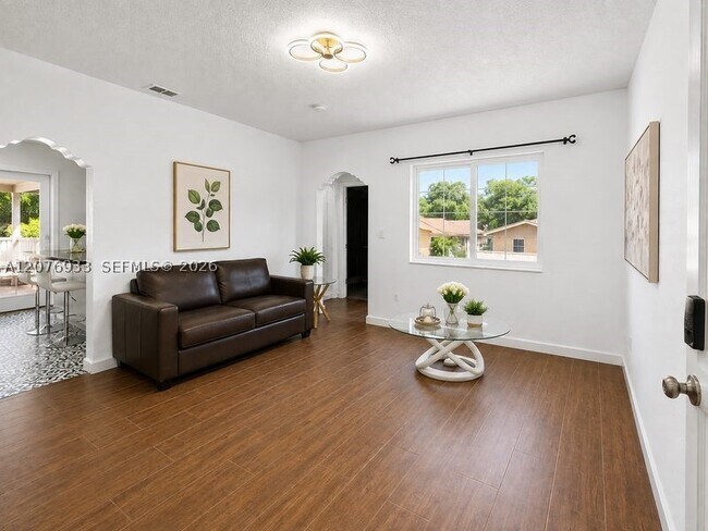 Photo - 985 SW 10th St Unit 1