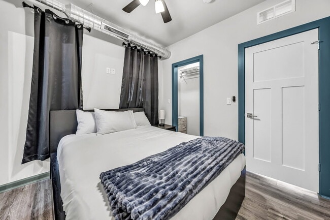 Building Photo - Furnished 2-Bedroom, 2-Bath Apartment near the Medical Campus Unit 2C