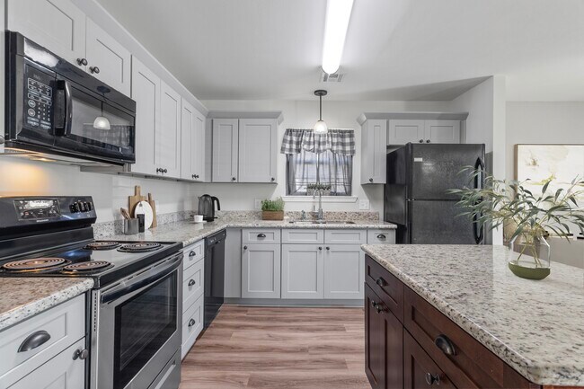 Black / Stainless Appliances - 3 Mulberry Rd Unit 3 Mulberry Rd