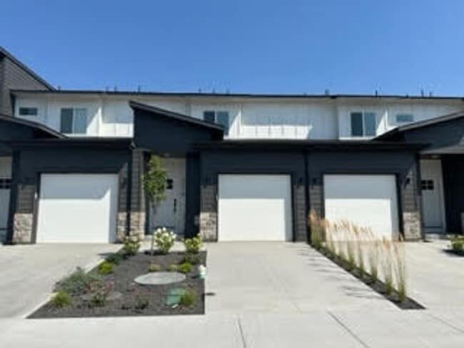 1 car garage, 2 bed, 2.5 bath Brand Row home - 1 car garage, 2 bed, 2.5 bath Brand Row home