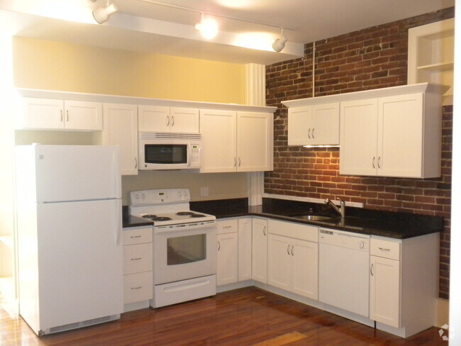 Building Photo - 15 N Pleasant St Unit 2S Rental