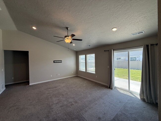 Photo - Beautiful 3 Bedroom, 2 Bath Home Near Lake Lowell