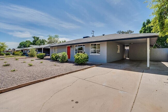 Photo - 4 BEDROOM, 2 BATHROOM HOME WITH SPARKLING ...