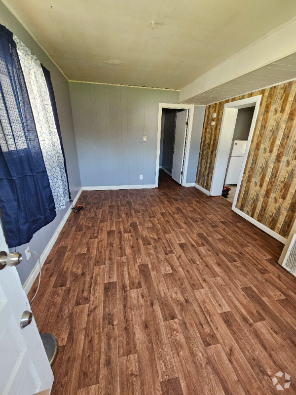 Building Photo - 211 1/2 Walnut St Unit Rear Rental
