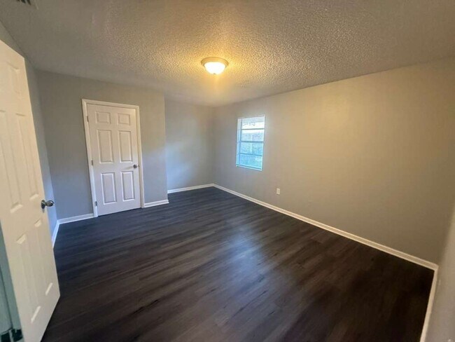 Photo - Cute & Cozy 2/1.5 Move In Ready Apply for FREE This Holiday Season! Unidad 2578 Chestnut Woods Dr