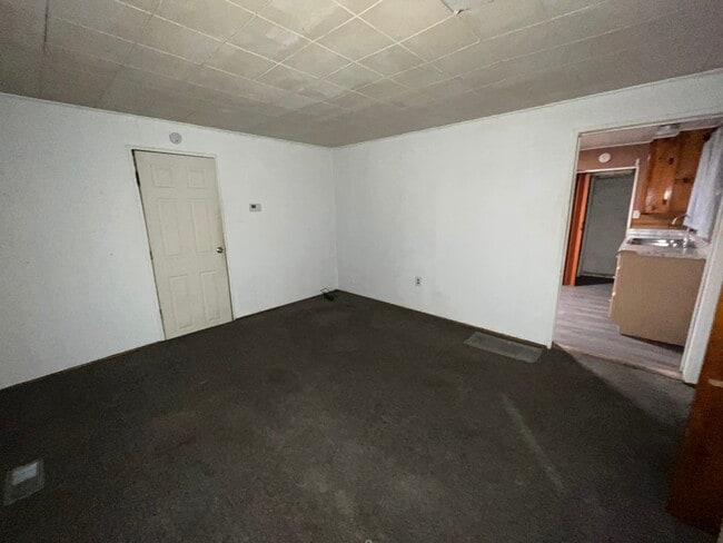 Photo - 135 W 1st St Unit 01 lower back apt