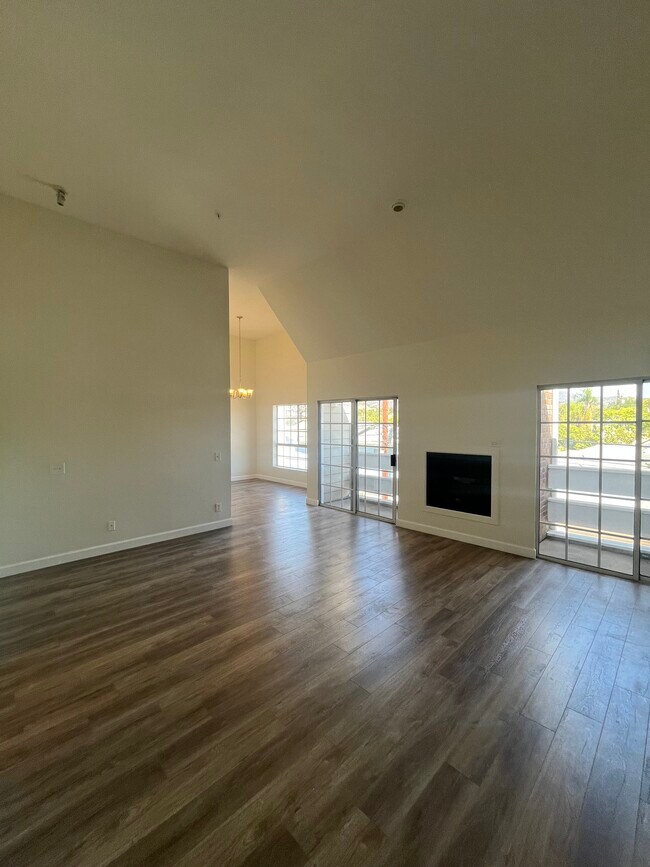 living room - 522 N Jackson St Condo Unit #306