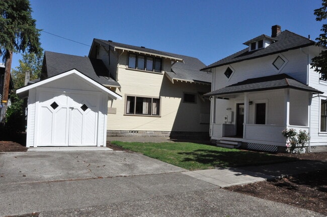 Photo - 1594 Mill St