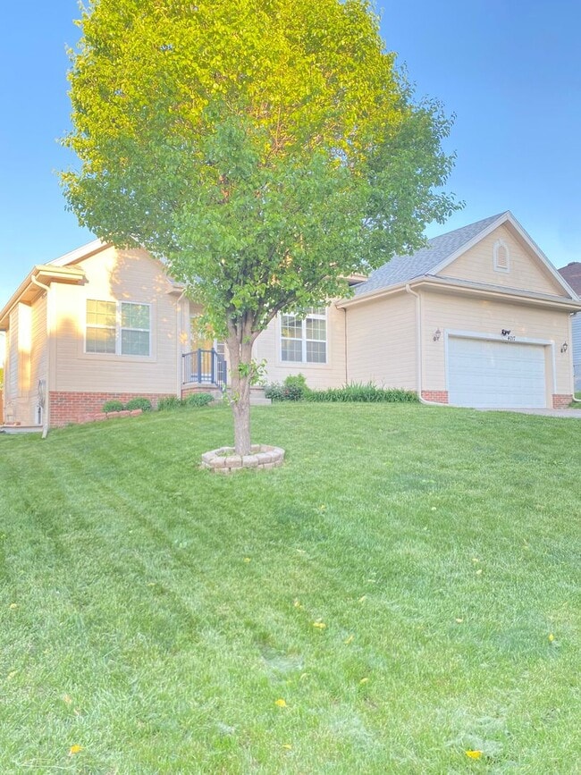Building Photo - Stunning 5 bedrooms and 3 bathrooms in Wal... Rental