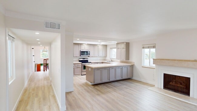 325 E Ave