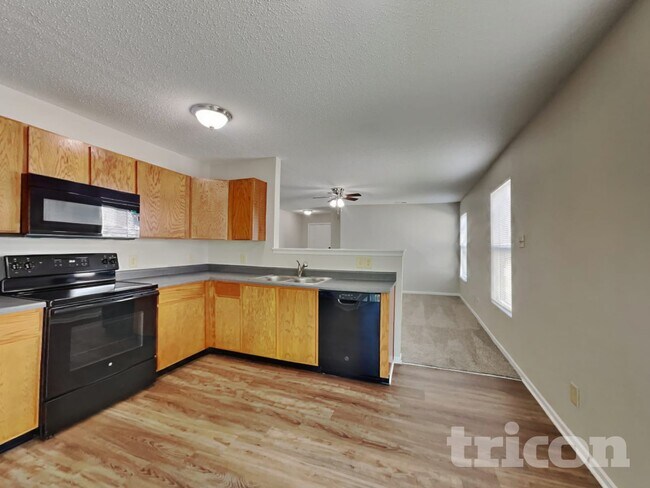 Photo - 8902 Hosta Way