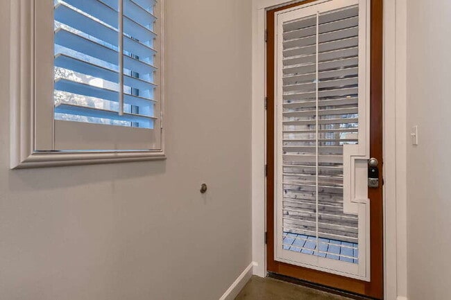 Photo - 2612 Carnarvon Ln Unidad A