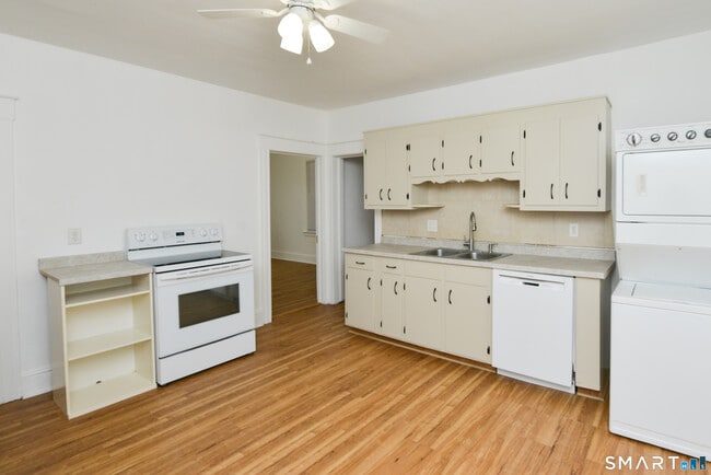 Photo - 390 Clinton St