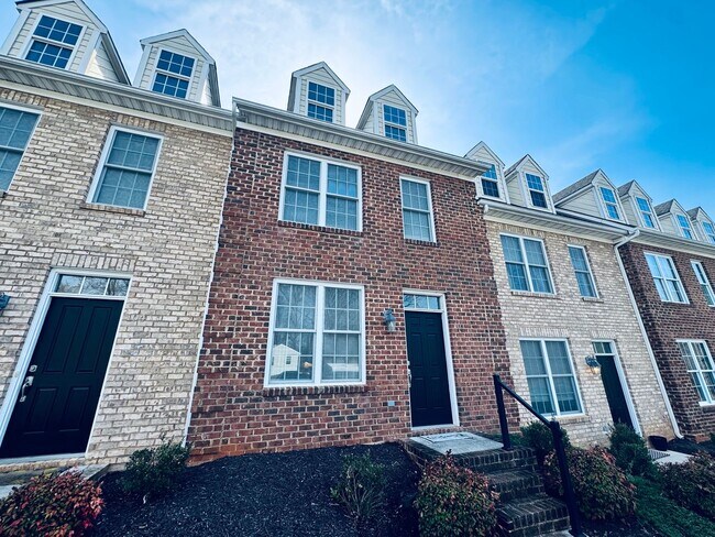 Building Photo - Newer Townhouse (Wiggington Place)