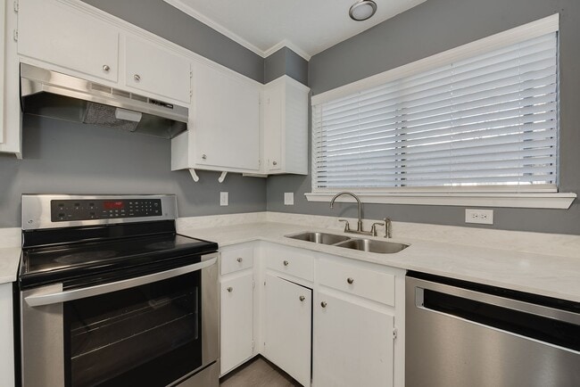 Photo - 3 Bed, 1.5 Bath Townhome in Bryan for August Move In!