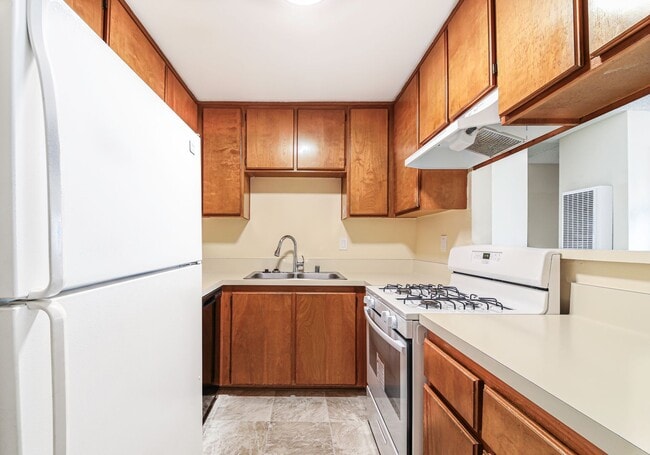 Photo - 1070 Loma Ave Unidad #305