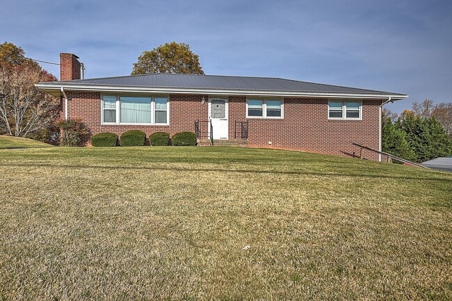 Photo - 3 Bedroom / 2 Bath Brick Home with drive under garage