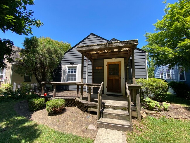 Clintonville 2 BR 1BA, fenced yard, garage - Clintonville 2 BR 1BA, fenced yard, garage House