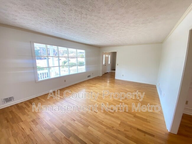 Photo - 320 6 Branches Ct