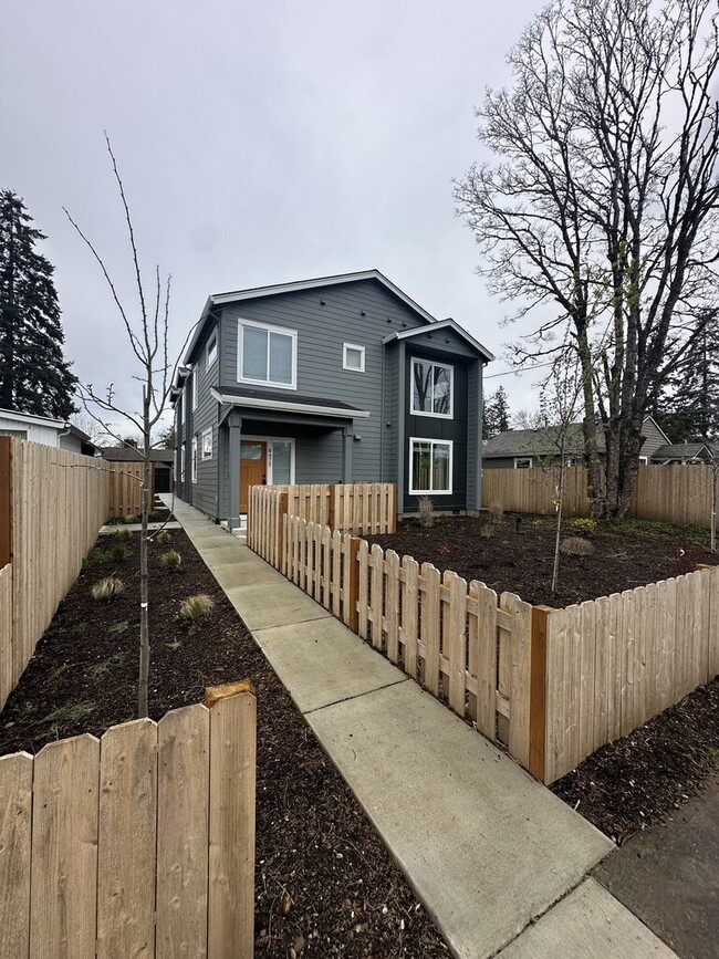 New 2-Bedroom Townhome with Large Front Yard - New 2-Bedroom Townhome with Large Front Yard