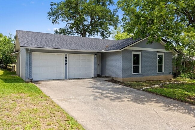 Building Photo - 902 Hillside Oaks Dr