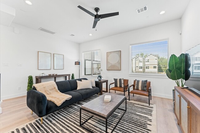 Photo - 820 Curtin St
