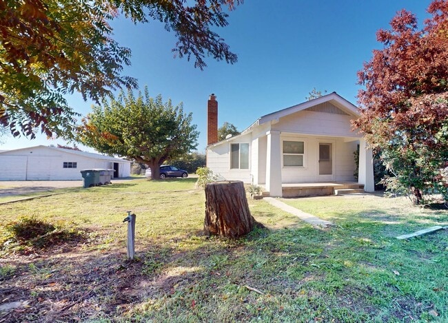 Building Photo - 2560 Fowler Ave