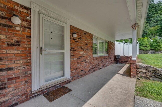 7 Shaw Ln