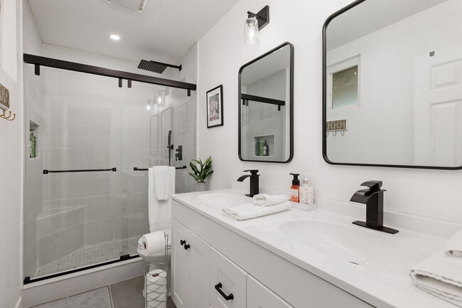 Photo - 1421 Dubuque St Unidad House