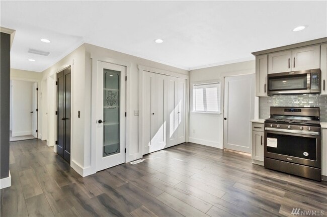 Photo - 2100 NE 6th Pl