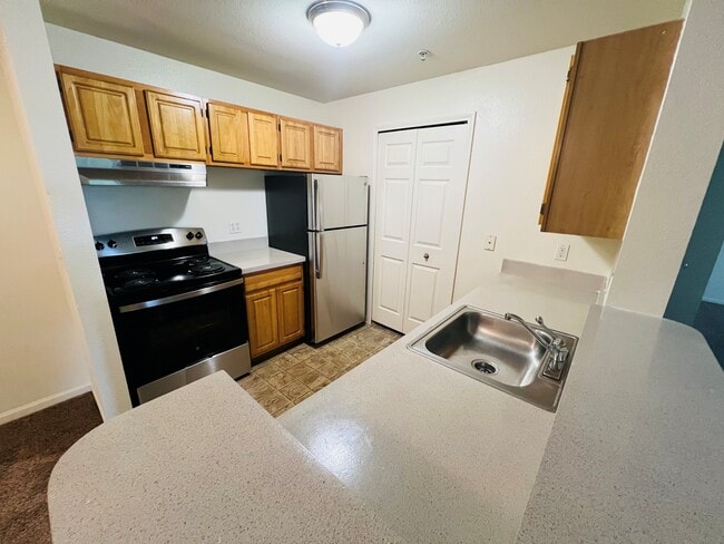 Cocina totalmente equipada con acero inoxidable. - Lake Village of Fairlane