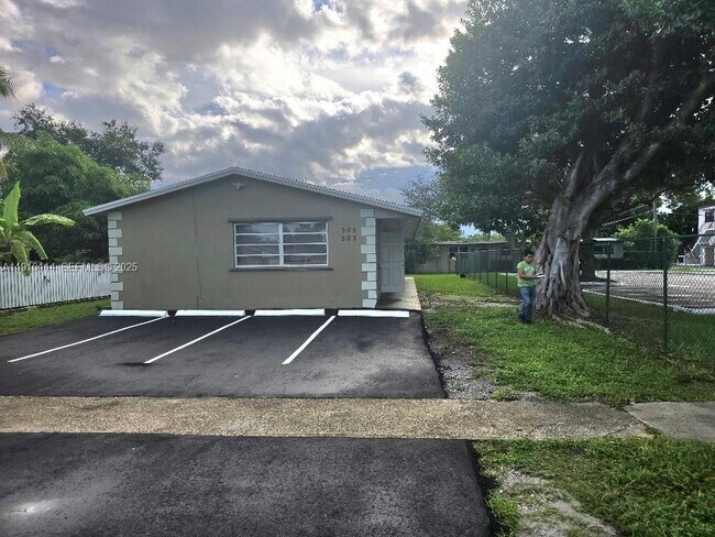 Building Photo - 305 N 61st Ave Unit 1