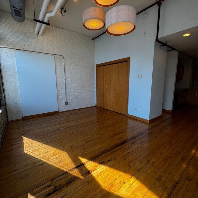 Photo - Spectacular industrial style studio, 1 ful... Unit 211