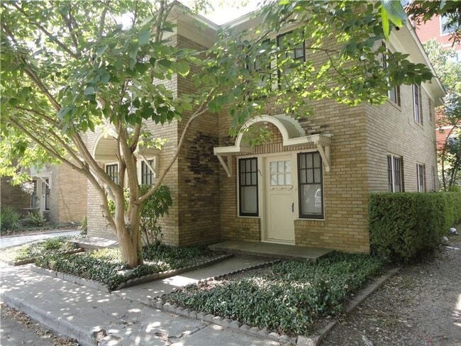 Building Photo - Charming Duplex - Heart of West Campus