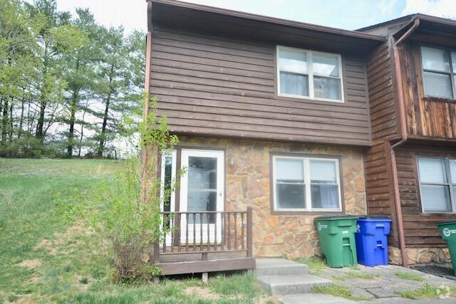 Building Photo - 2590 Townhouse Dr SE