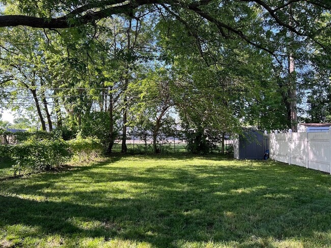 Photo - 555 E Mahan Ave