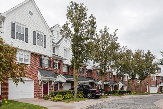 Building Photo - 1374 Village Dr