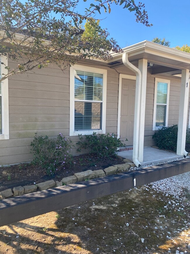 Building Photo - 200 W Crosby St Unit 1