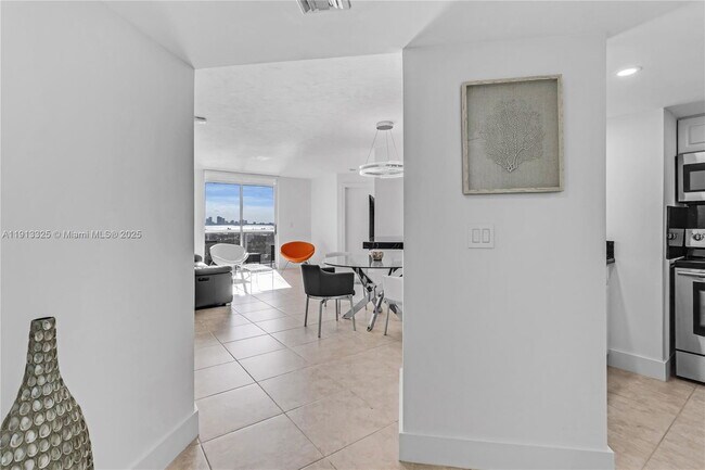 Photo - 5880 Collins Ave Unidad PH3