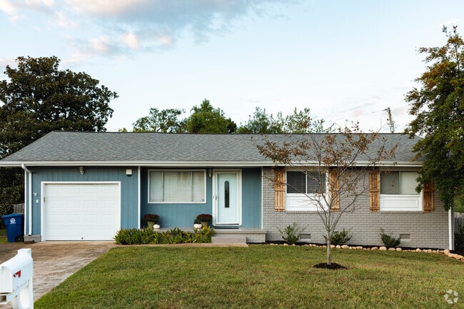 Building Photo - 417 Forest Glen Dr Rental